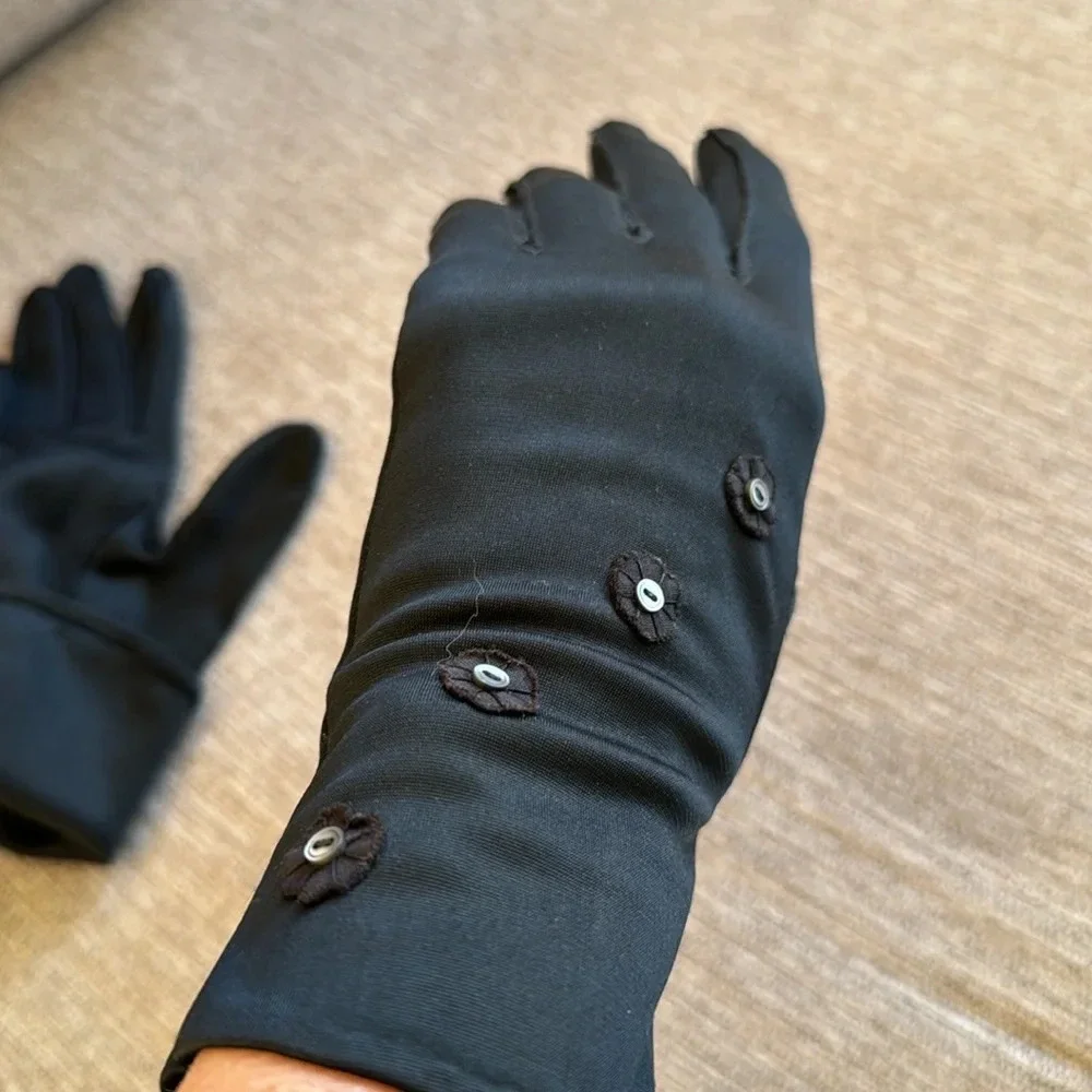 Beautiful pair of vintage black unlined gloves fit like a size medium / large